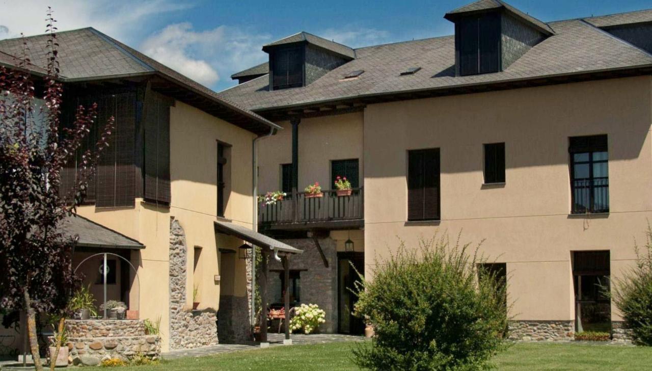 追忆似水流年酒店 Villamartin de la Abadia 外观 照片