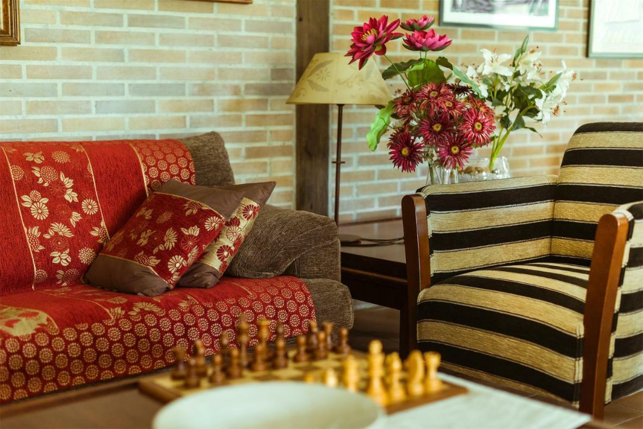 追忆似水流年酒店 Villamartin de la Abadia 外观 照片